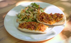 Vegane Aufbackbaguetts mit Tomaten-Käse Belag und Beilagensalat