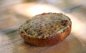 Ein Brötchen bestrichen mit Tomatenbutter