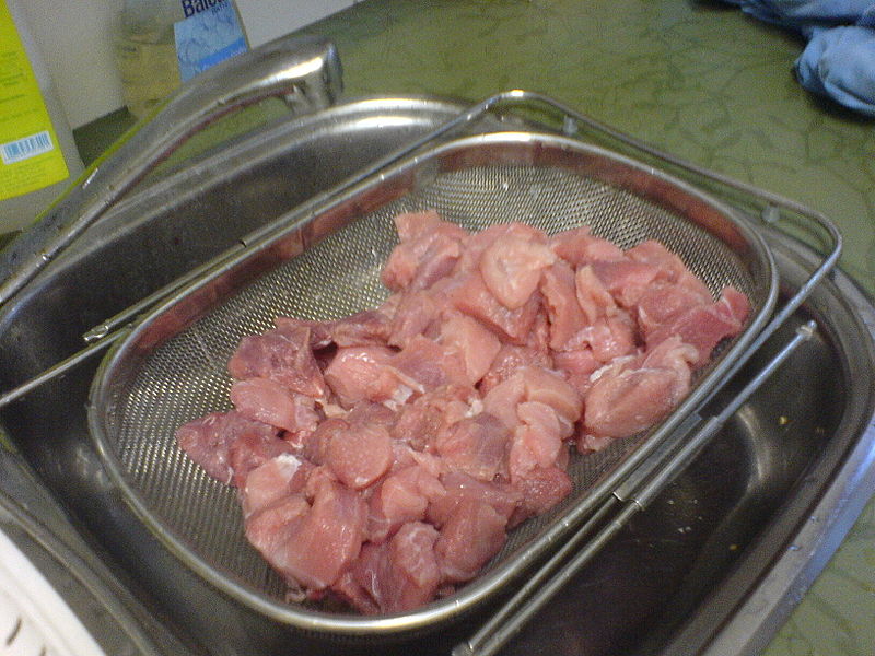 Datei:03 Das zarte Gulaschfleisch zärtlich mit einem Wasserstrahl massieren und abtropfen lassen.jpg