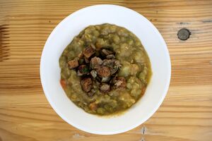 Foto einer Schale mit Erbsensuppe und Toffu Topping