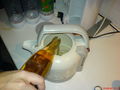 Eine Flasche Mate im kalkbeschichteten Wasserkocher aufkochen.